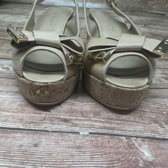 Stuart Weitzman Womens Patent Leather Peep Toe Slingback Wedges Beige Size 9.5 - Picture 6 of 12